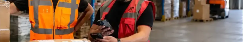 Collaborateurs JP HOME préparant des commandes dans un entrepôt logistique pour des prestations de fulfilment, stockage et expédition.