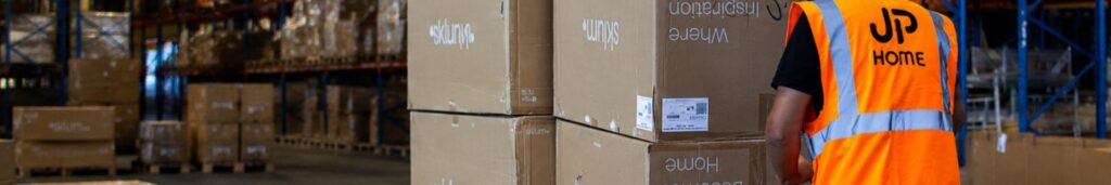 Service First Mile JP Home : réception des marchandises, contrôle des palettes et intégration des produits dans la chaîne logistique.