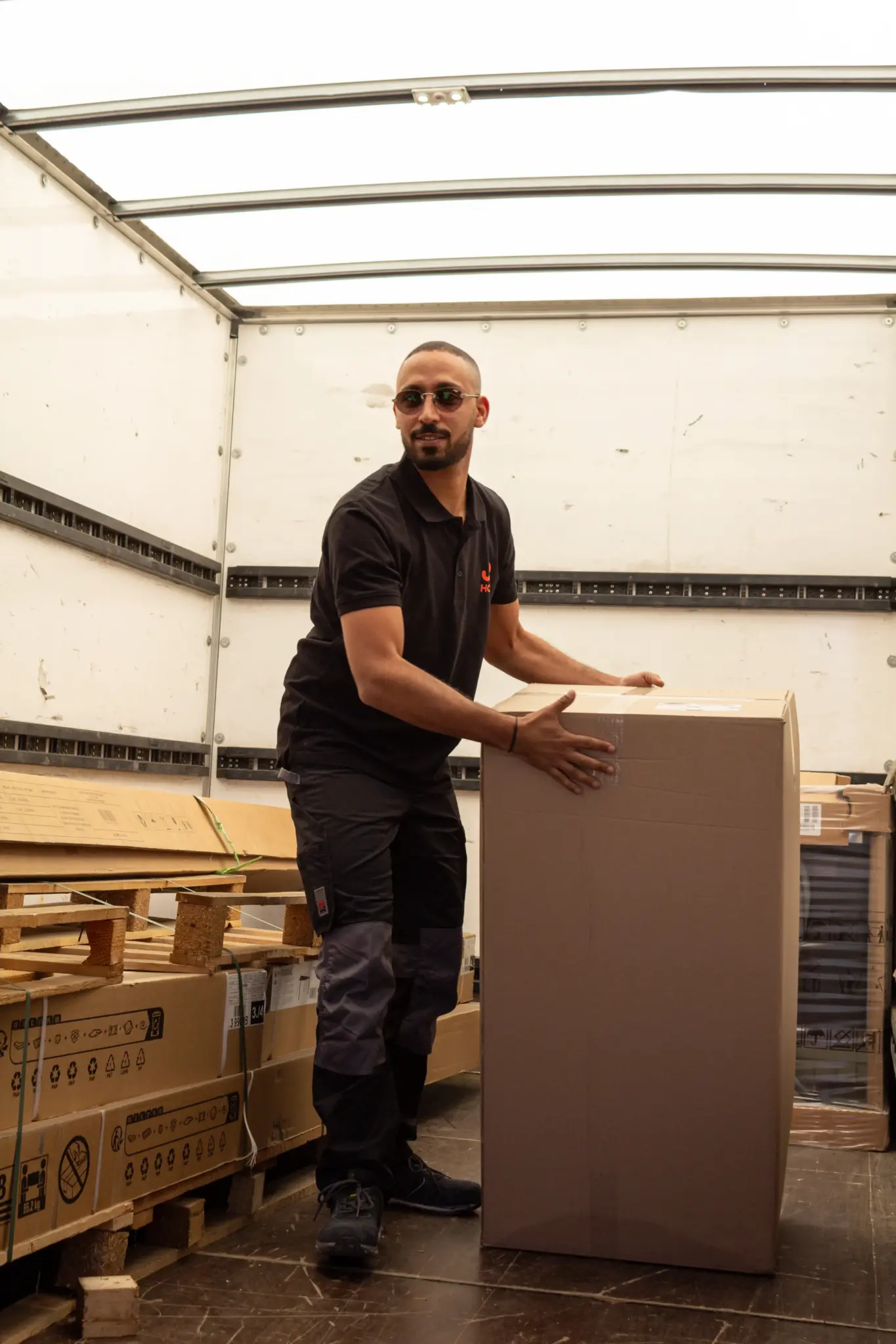 Livreur sort un colis du camion