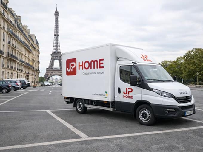 Camion JP HOME dans la ville de Paris